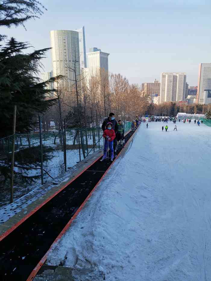 劳动公园冰雪乐园-"性价比还是可以的,市内车方便特别近.雪场.