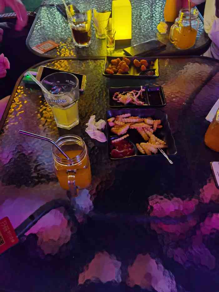 蜜蜜花园·清吧-"[环境]可能是因为最近台风又下雨,所以室.