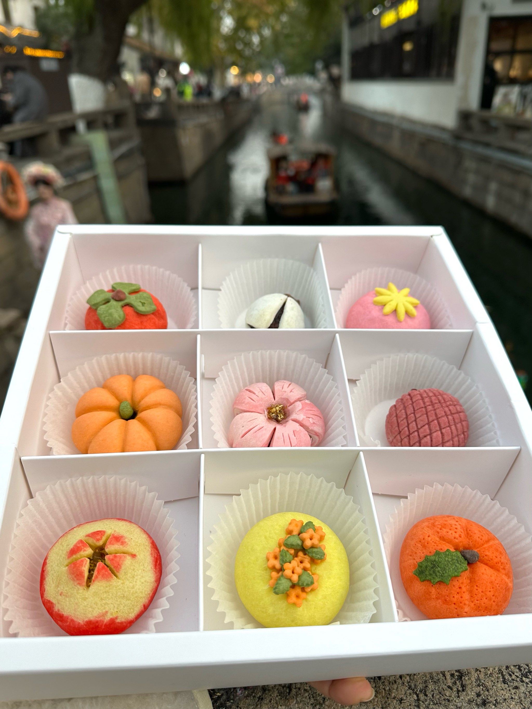 n
在苏州观前街这家苏式糕点也太精致了吧!