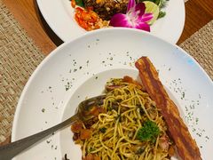 -Chom Cafe and Restaurant