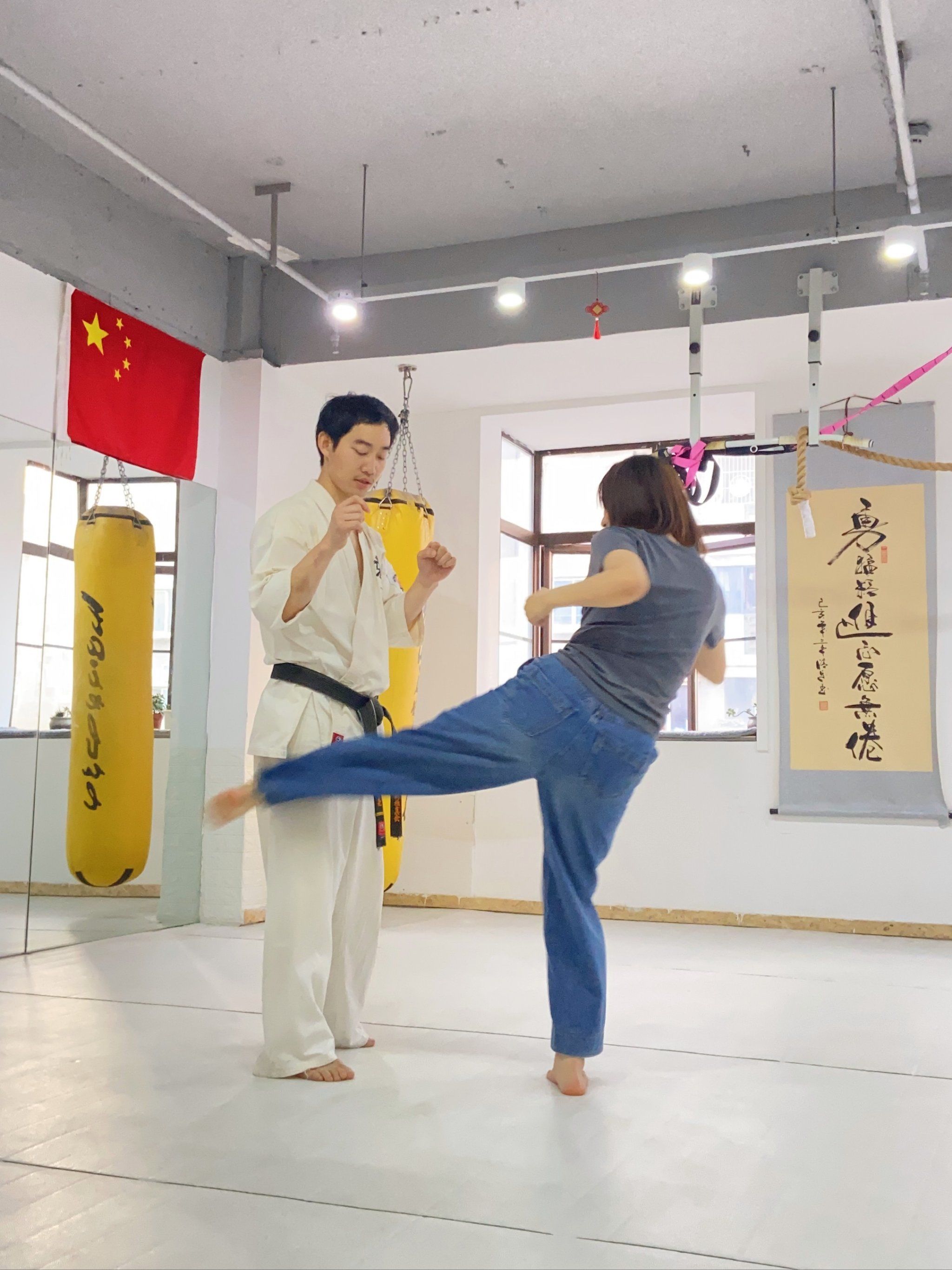 节课时长一小时,前面热身之后,馆长很细心,问过知道我有跆拳道基础后