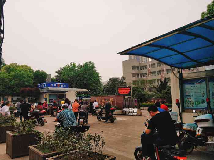 李关弟中学-"就在我家小去后头,以后娃上初中还是会很方.