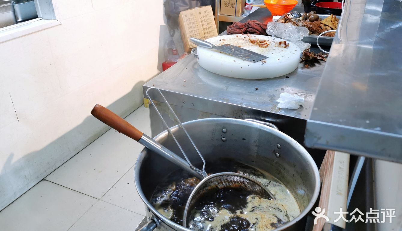 肉感满满的一份卤香猪脚饭[调皮]
