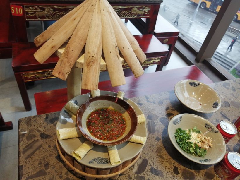 现捞特级鲜豆皮: 新鲜的豆皮里 裹着脆脆的黄瓜条, 沾上酸辣可口的