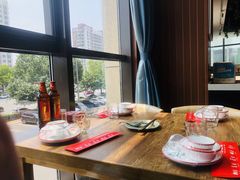 靠窗位-永红源啤酒·烧烤·海鲜·大排档(青特城店)