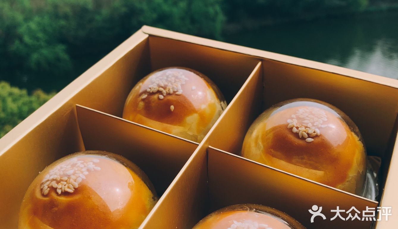 【馅中馅蛋黄酥】一盒四个，一个70克