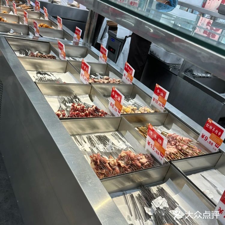 “烟火气中烧烤聚会的乐趣与美味共享”