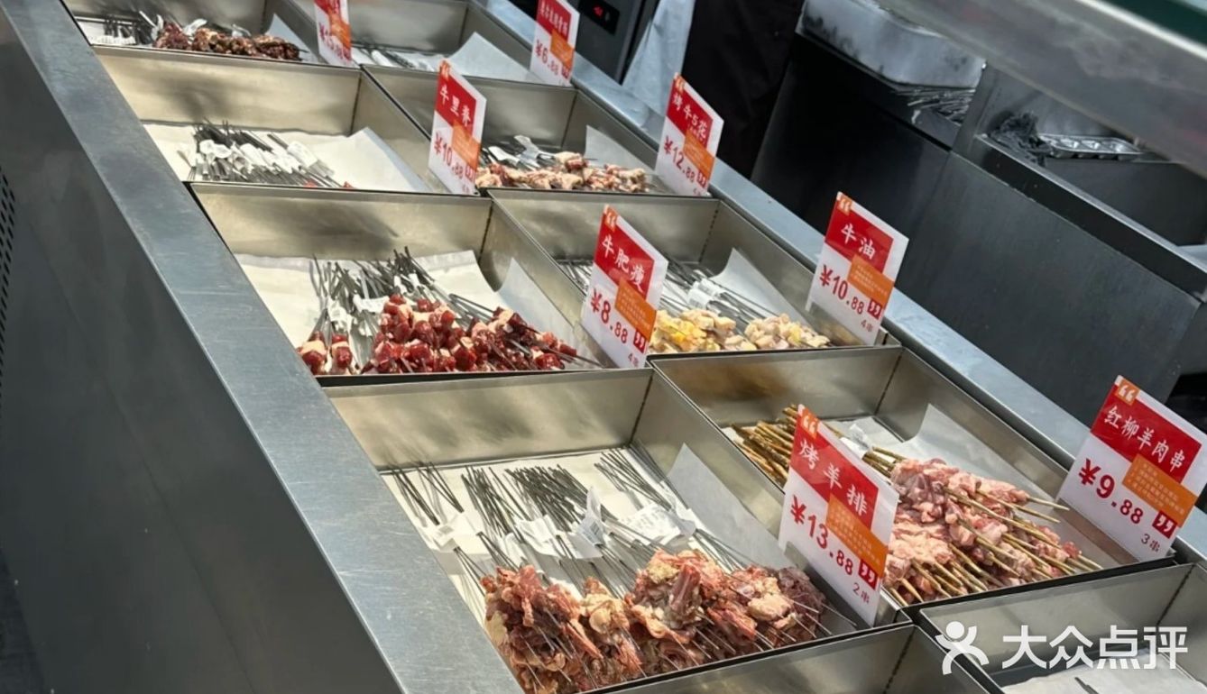 “烟火气中烧烤聚会的乐趣与美味共享”