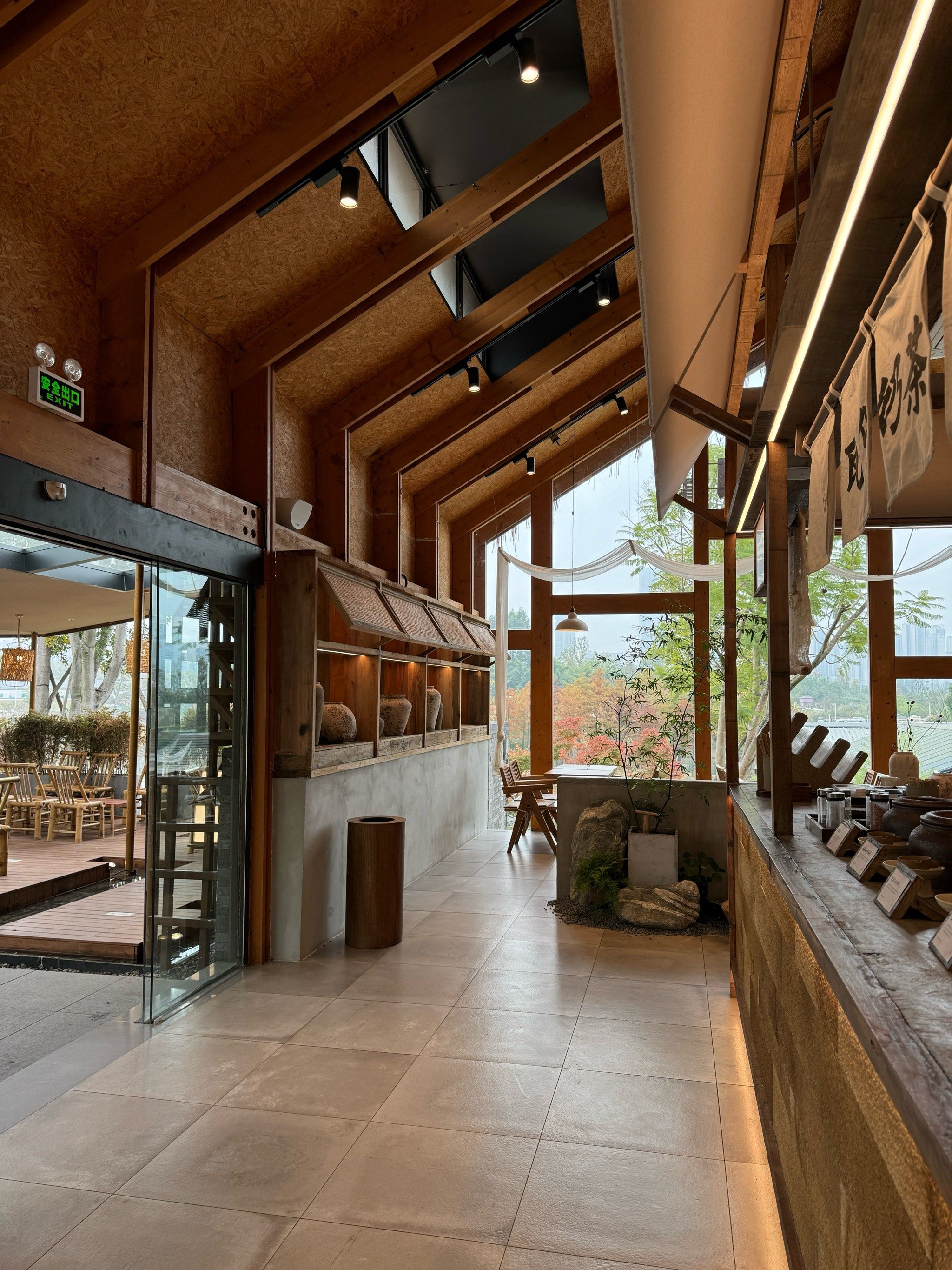 茶室的装修风格古风十足,充满了新中式元素