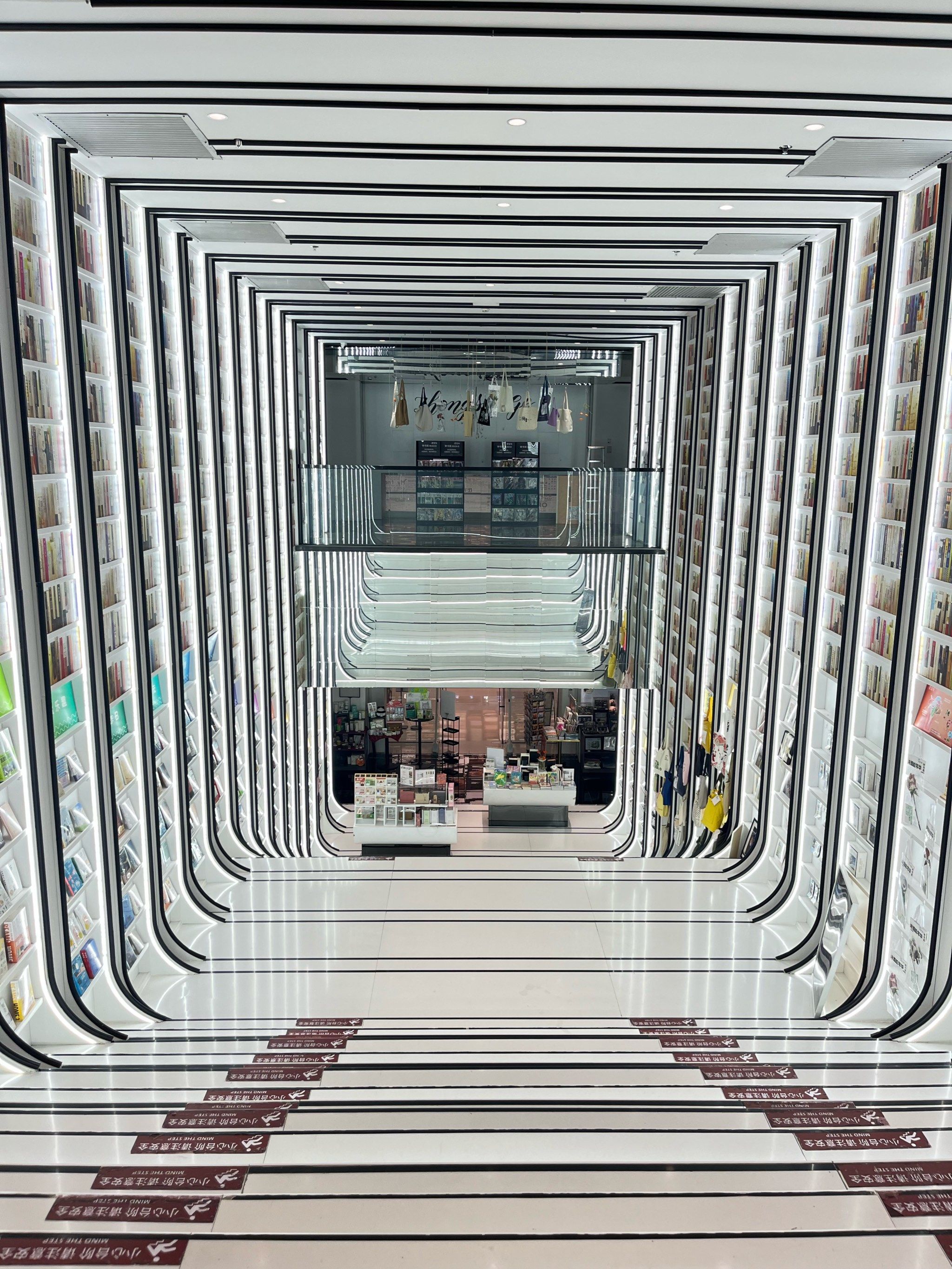 这里是以盗梦空间楼梯闻名的书店