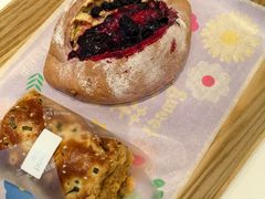 蓝莓桑葚乳酪面包-好利来(奥林匹克购物广场店)