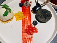 芝麻熔岩蛋糕配香草冰淇淋-肴约·花园式餐厅(湖里店)