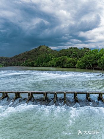 出了鼎湖峰就开始下雨，坐上景交车路过这里远远看到风景