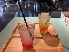 草莓气泡酸奶-sugarman espresso素饮糖人高新咖啡工厂