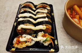 Egg Yolk Beef and Sesame Seed Seaweed Rice Roll