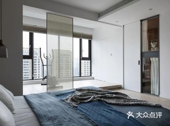 卧室整体现代简洁的空间下，把阳台也打通纳入