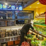 本地饭馆，食材味道硬才站得住