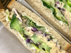 香浓吞拿鱼彩蔬大嘴三明治-星巴克(深圳北站B5检票口)