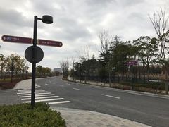 -奕欧来上海购物村停车场