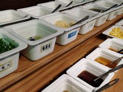 自助调料区-日进一片海.生腌海鲜火锅.宵夜烧烤(三里屯总店)
