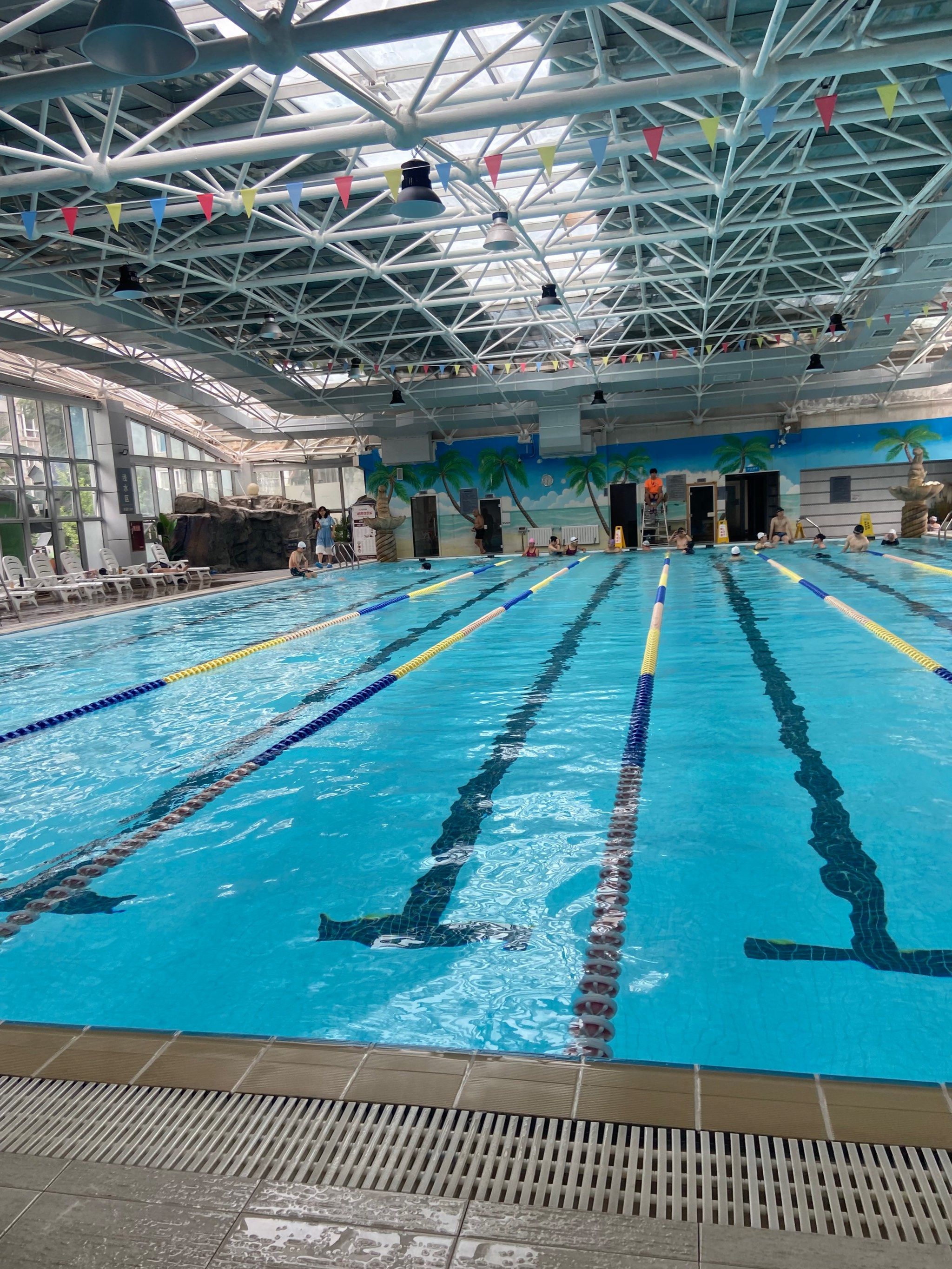 夏天怎么少的了游泳呢🏊🏻‍♀️ 

这家店整体评分不错.