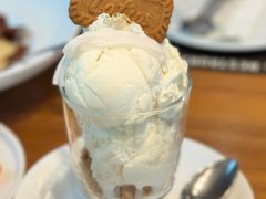 -Chom Cafe and Restaurant