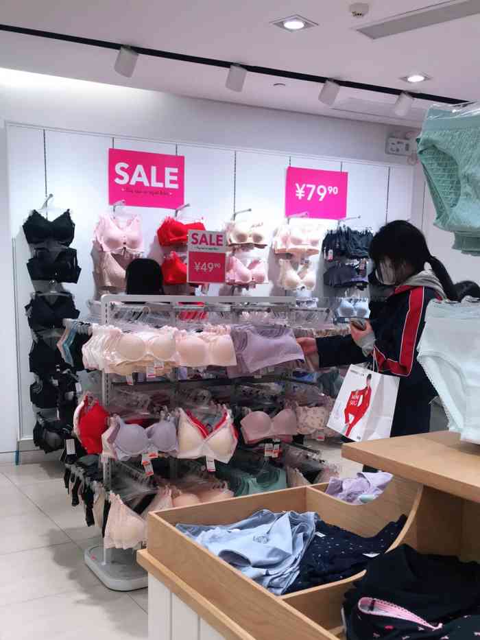 68内衣6ixty8ight门店图片