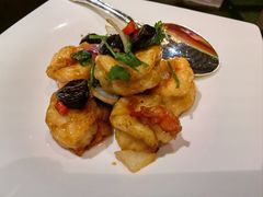 黑蒜大千爆虾球-北京四季酒店·采逸轩