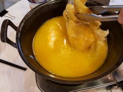 浓厚原只鸡煲花胶汤-鲜入围煮花胶鸡海鲜火锅