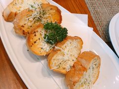 -Chom Cafe and Restaurant