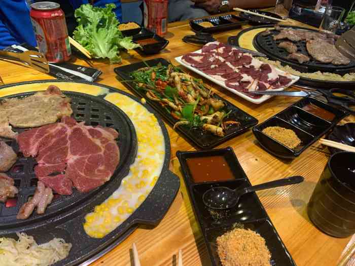 牛魔王烤肉-"「黑胡椒大块牛肉」一大片肉肉放在烤盘上 .