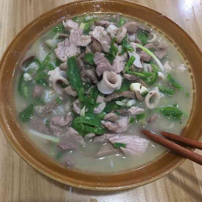 湘南红源味砍肉粉-"江边的粉店,很多旅游的人来吃,虽然味道一.