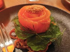 烟熏三文鱼配烤饺子皮和芥末籽酱-BOR Eatery(安福路店)