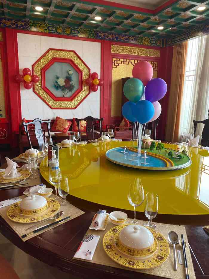 日打分位置就在唐岛湾公园3号门附近,离银沙滩也很近,海鲜餐厅在二楼