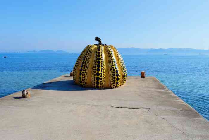 黄南瓜かぼちゃ-"直岛的标志吧,人多的时候后背排队照相的人.