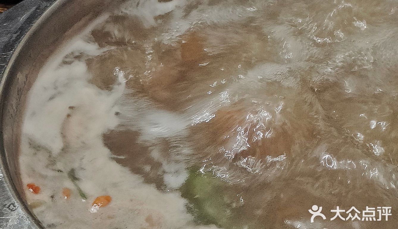 秘制调料吃很好吃。「胸口油」胸口油只需要涮几秒