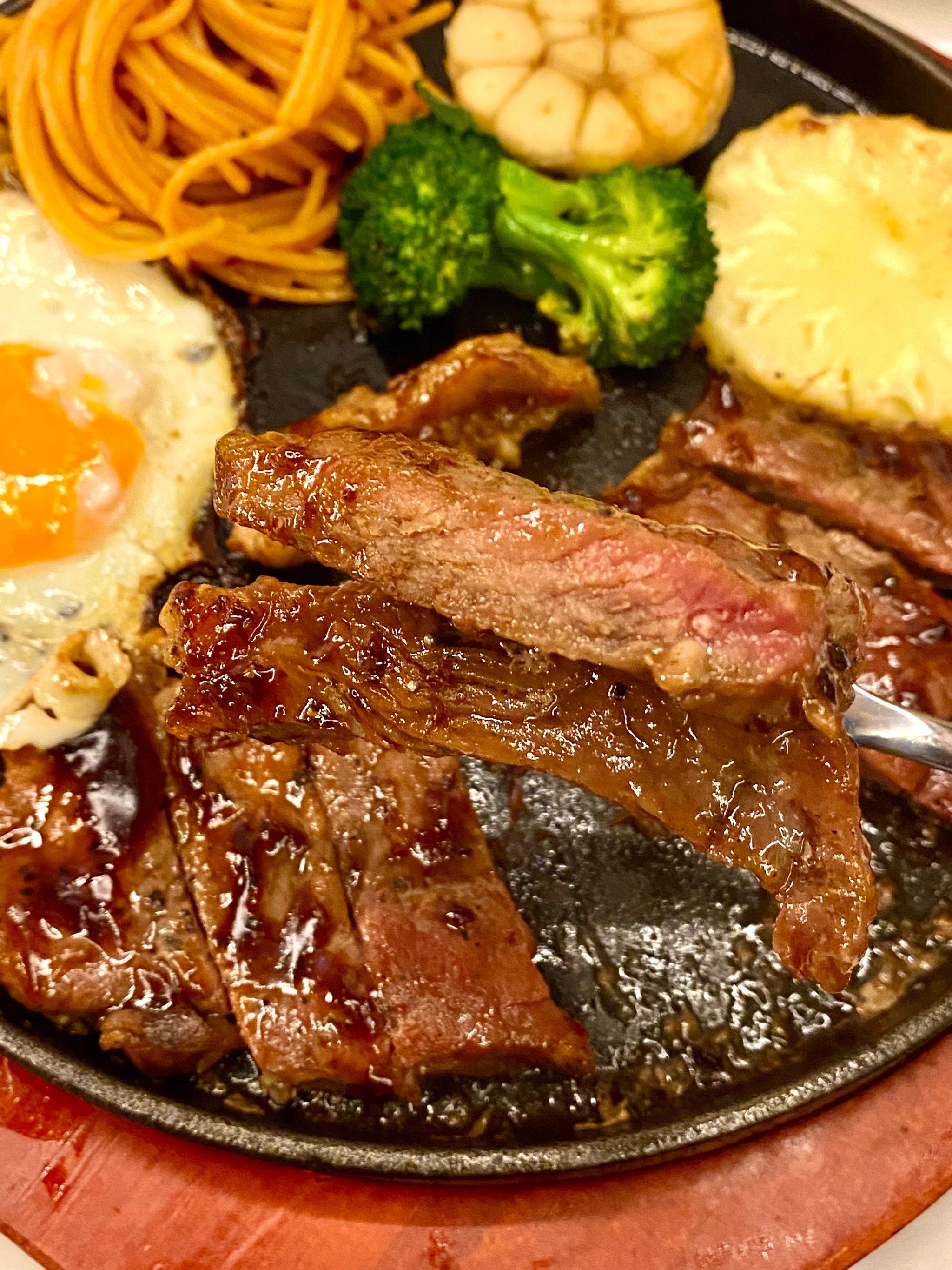 铁板牛排套餐
虽不是超高级的品质
但也做到了牛排的鲜嫩
意面