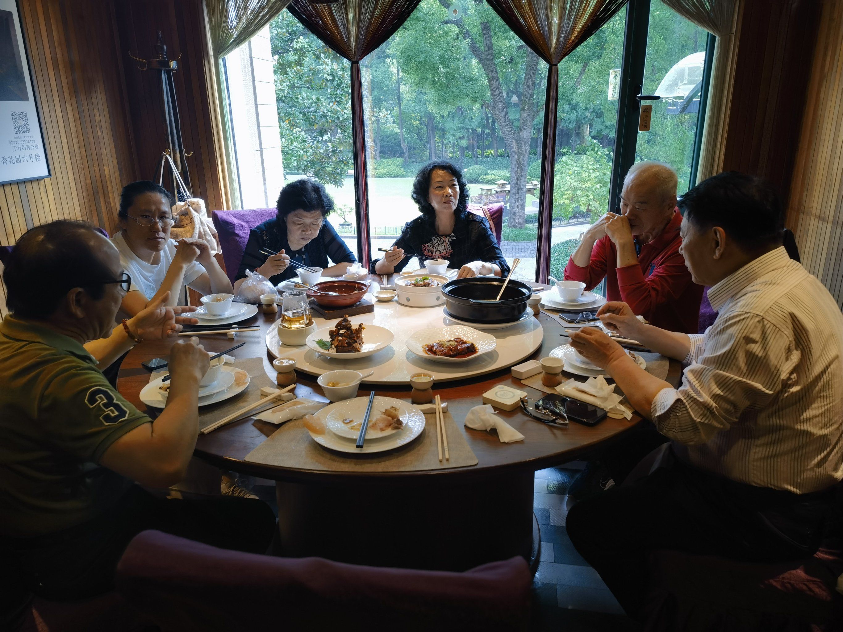 在上海去过很多家
餐馆,丁香花园申粤轩首屈一指!