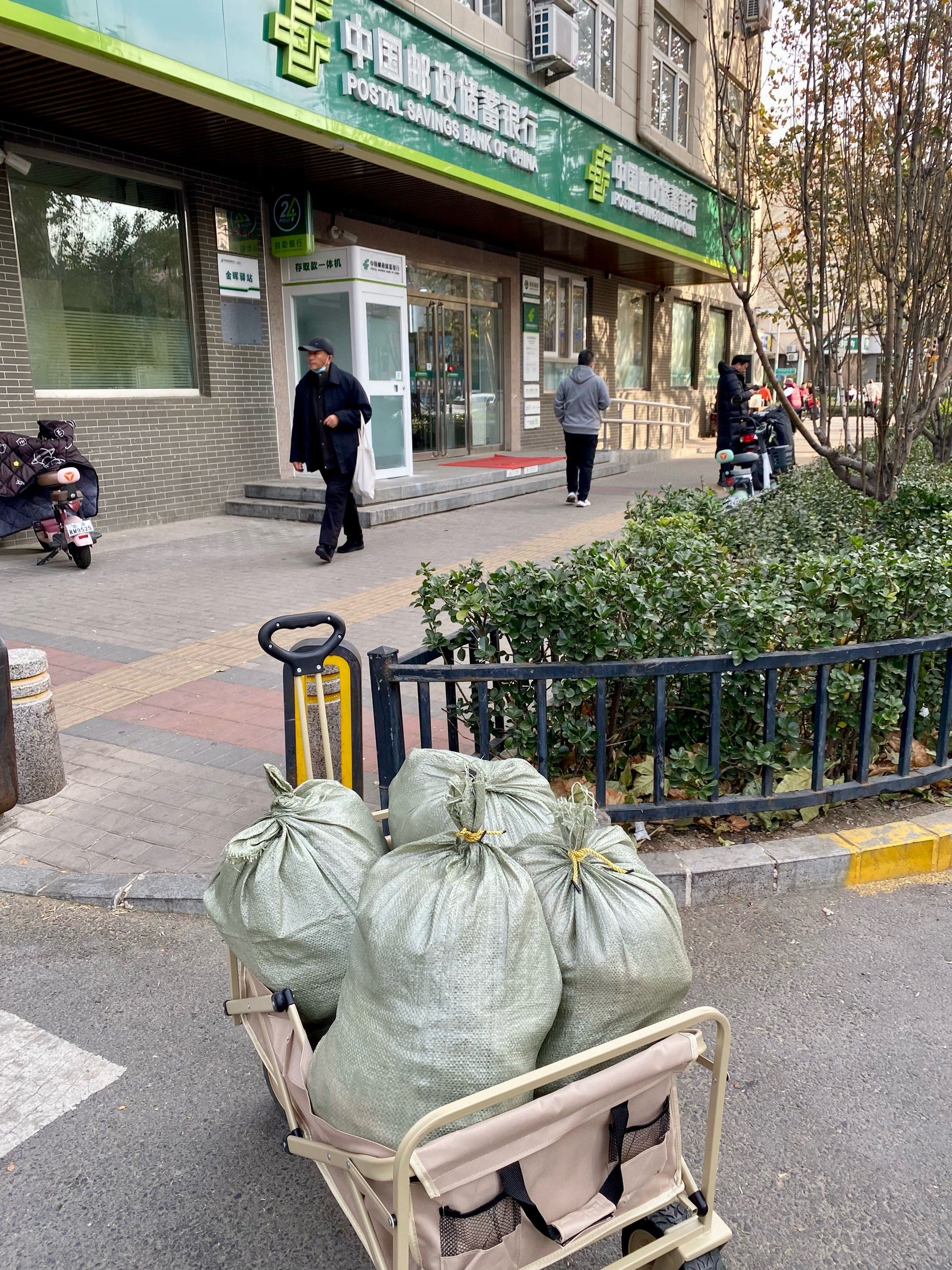 邮局都接受冬季保暖衣物的捐赠,但毛衣,保暖内衣类不行,一定是保暖