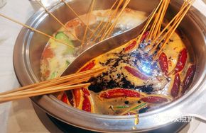 Premium Beef Oil Three Fresh Double-Flavor Hot Pot