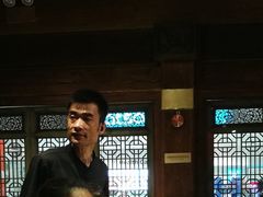 为我们服务的帅哥，态度特别好，很勤快，整个餐厅里就看他不停的在忙活。-小吊梨汤·北京菜·烤鸭(鸟巢店)