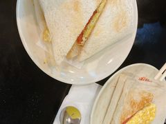 鲜茄碎蛋三文治-喜喜烧腊茶餐厅(骆克道店)