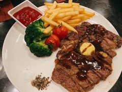 碳烤肉眼牛排及秘制牛排汁-WOLFGANG PUCK KITCHEN & BAR(迪士尼小镇店)