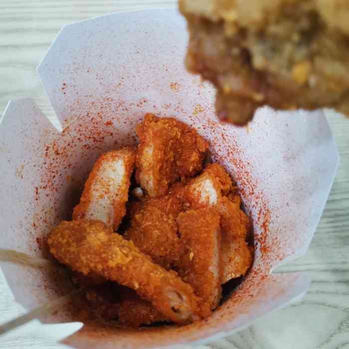 梅子粉鸡排吃多了会腻,烤肠很小,不是很好吃,有点不像纯肉的.