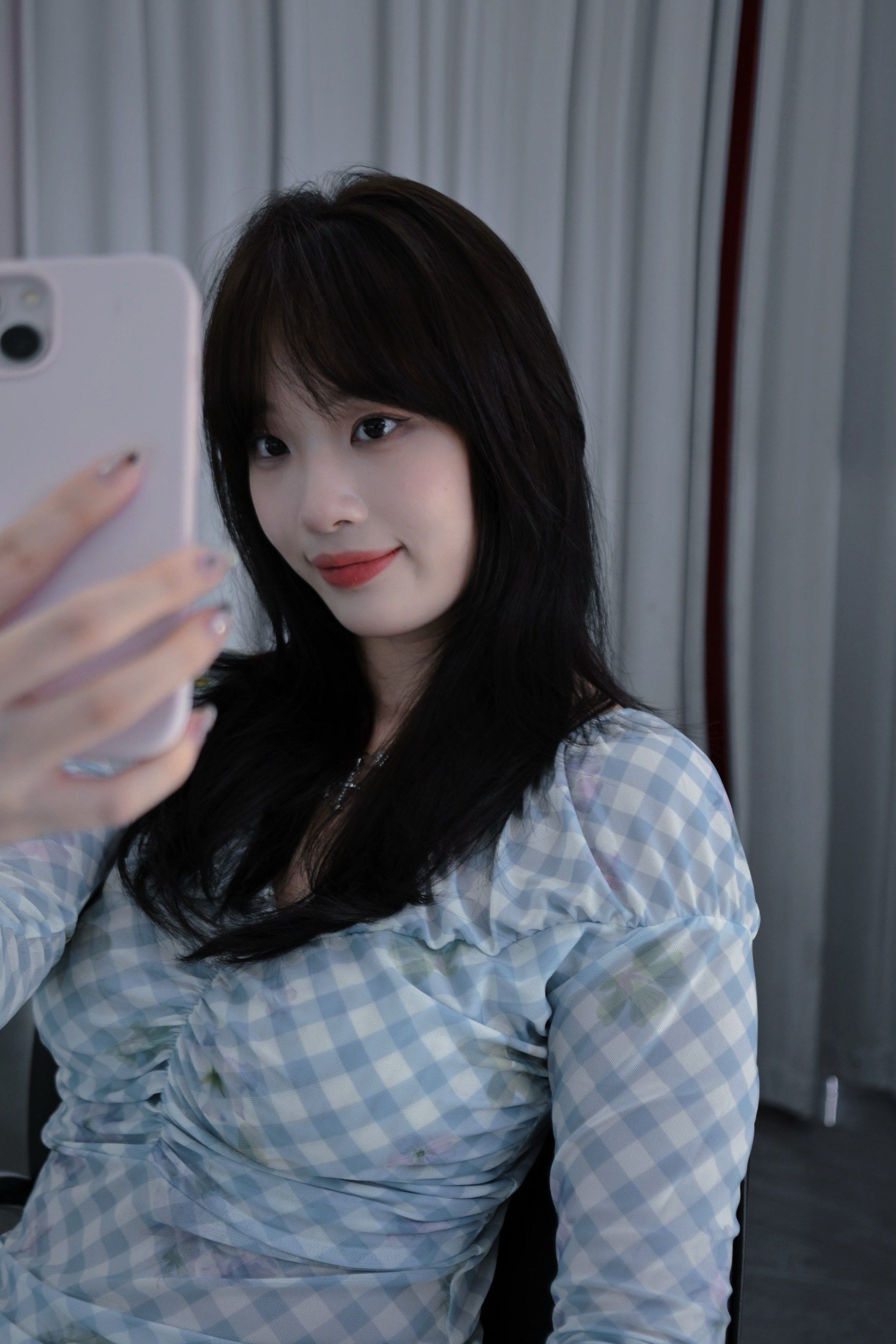 照镜子自拍也能美美哒