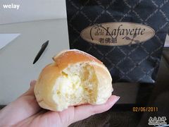 皇室忌廉包（咬开了）-老佛爷饼店