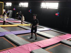 -嘿哟动霸CHUA·新潮玩运动娱乐中心·蹦床滑冰团建乐园