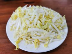 拌白菜-宝瑞门钉肉饼店