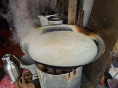 大锅正在煮豆浆-云南大锅豆浆店
