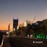 中秋夜看月出东方 从山后升起倒映在水中